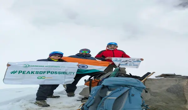 सुबह 4 बजे शुरू हुई चढ़ाई, 8.5 घंटे बाद 5,826 मीटर पर लहराया तिरंगा